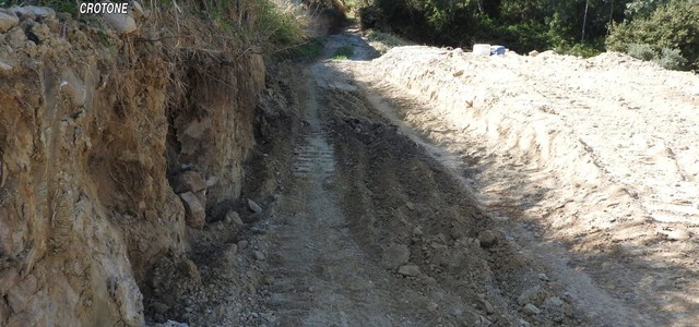 CRUCOLI: APRE UNA PISTA ABUSIVA IN UN TERRENO COMUNALE