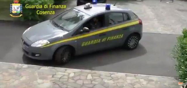 Al bar o al ristorante anziché assistere malati terminali e invalidi: 12 indagati (VIDEO)
