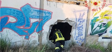 Incendio in capannone nel Catanzarese, i VVF creano varco per spegnere le fiamme