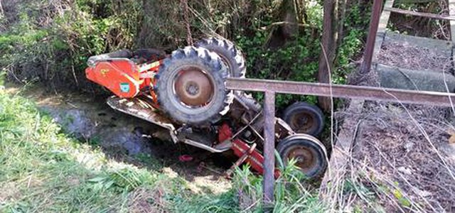Schiacciato da trattore, muore 53enne