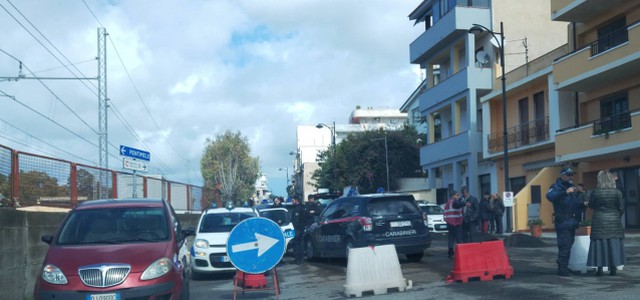 Reggio Calabria, agente di polizia travolto da auto nel corso dei lavori nel quartiere Archi