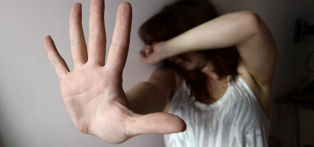 Donna subisce violenze morali e sessuali di ogni genere per oltre 20 anni, arrestati i due aguzzini