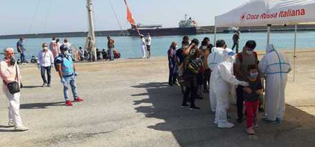Ancora uno sbarco di migranti, in 66 arrivati a Crotone