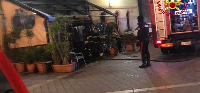 Incendio distrugge l' esterno di un bar a Girifalco, non è escluso il dolo