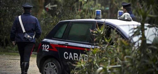 Famiglia rimane intrappolata nel fango in auto, salvata