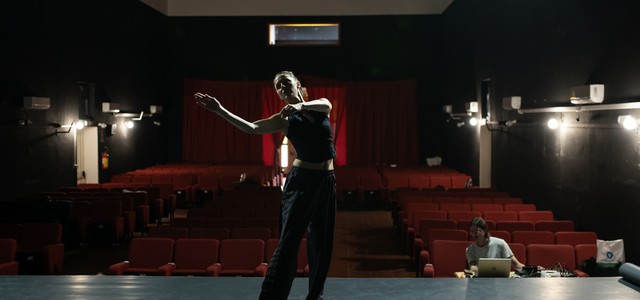 “Studi per un perpetuo sbocciare”, anteprima di stagione domenica 5 ottobre al Teatro comunale di Badolato con la restituzione della residenza di danza di Maya Oliva