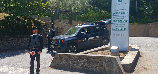 Protesta minori extracomunitari, aggrediti carabinieri