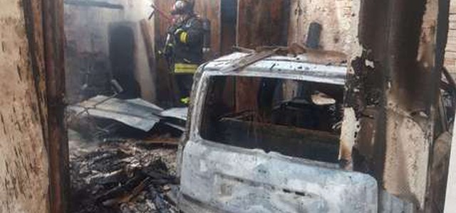 Fuoco in Box domato dopo sei ore, distrutta auto e mezzi agricoli