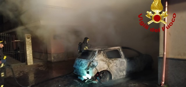 Auto distrutta dalle fiamme nel Catanzarese