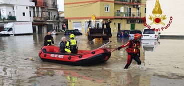Prosegue ininterrottamente l'opera dei vigili del fuoco su Crotone