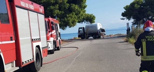 Autocisterna si lesiona sulla Statale 106, intervengono i Vigili del Fuoco