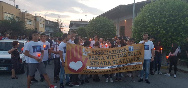 Una fiaccolata per ricordare Raffaele e tutte le vittime della statale 106 (VIDEO)