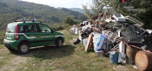 Gestione illecita dei rifiuti speciali in area demaniale nel Catanzarese, tre denunce