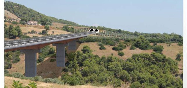 Operai calabresi in festa per la fine dell'iter burocratico della Nuova S.S.106