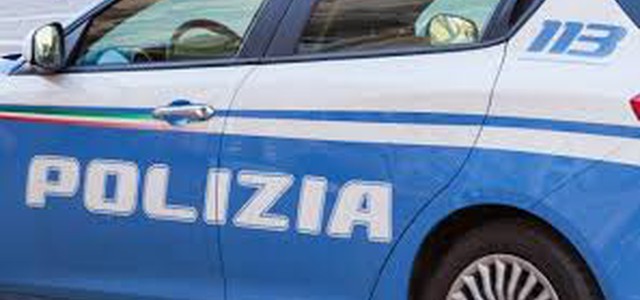 Picchia compagna davanti a minore, arrestato