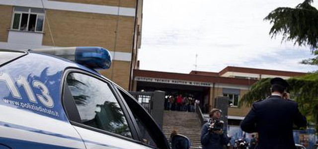Mamma accoltella figlio e si suicida