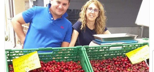 Frutta stellare, Valeria Marini in Calabria promuove le ciliegie sui social (VIDEO)