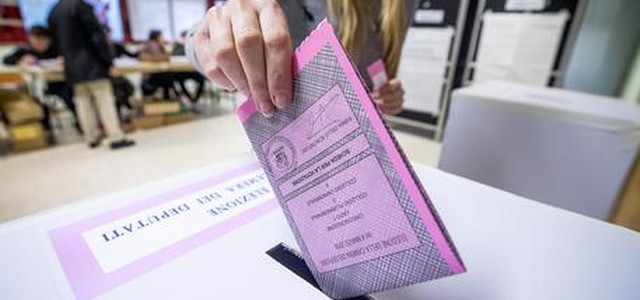 Elezioni, alle 12 affluenza al 14,64%