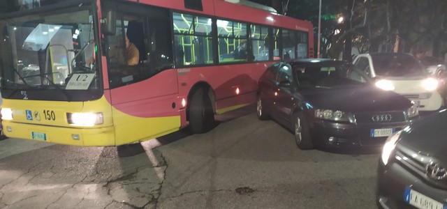 Flash:  Catanzaro, auto parcheggiata blocca il traffico