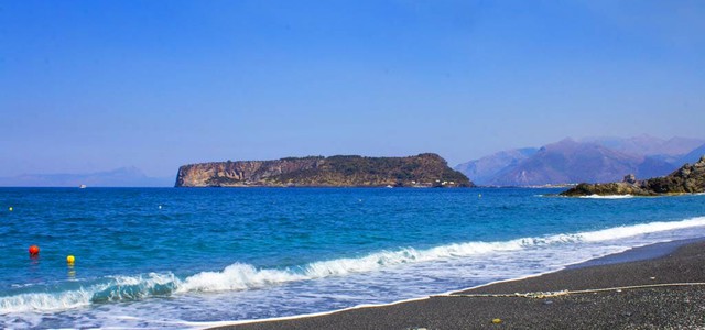 Praia a Mare, il sindaco Praticò vieta l'installazione degli stabilimenti balneari