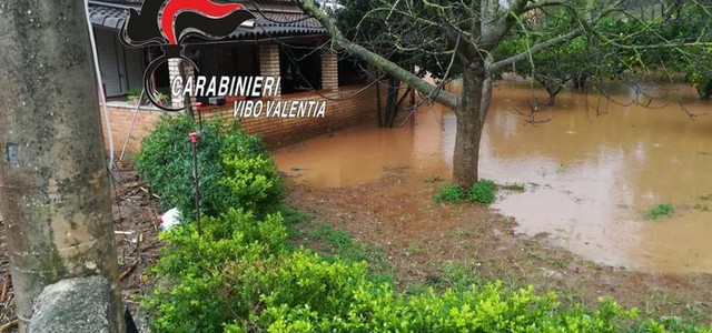 Esonda torrente nel Vibonese, salvati due anziani dai Carabinieri
