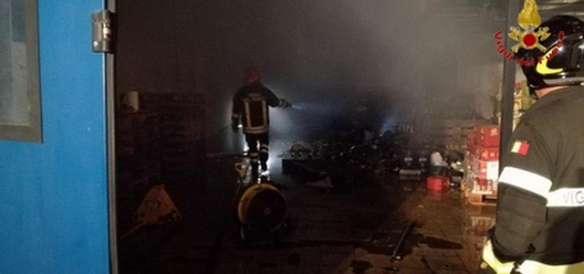 Incendio in deposito Crotone, anche scoppio: è doloso