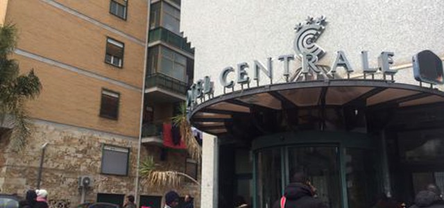 Senzatetto occupano albergo a Cosenza