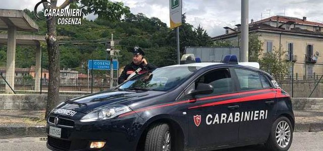 Rubano gasolio da pullman, due arresti