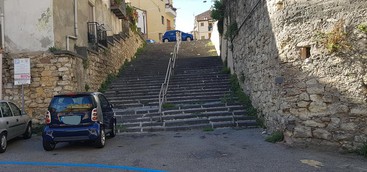 Strisce blu a Catanzaro: le linee tracciate scatenano l'ironia sul web