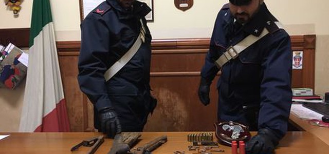 Pistola e fucile in casa, arrestati