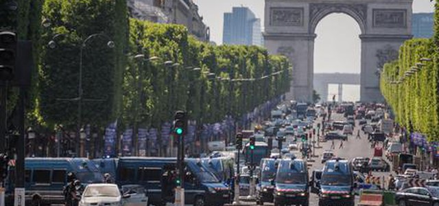Parigi: morto attentatore Champs Elysées