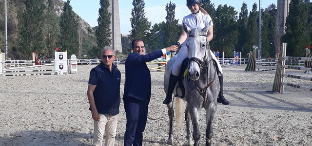 Bruno premia i primi vincitori in gara al concorso ippico alla Valle dei Mulini