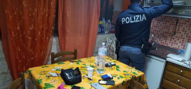 Droga nascosta in cucina, due arresti