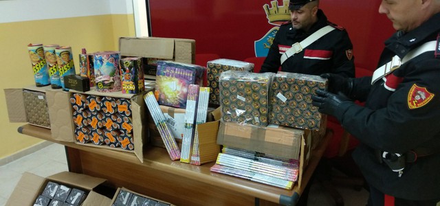 Commerciante denunciata per commercio abusivo di materiale pirotecnico, 140 kg di botti in casa