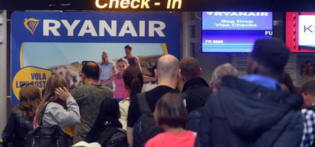 Ryanair: voli cancellati per 400 mila passeggeri. Ai piloti bonus da 12.000 euro per tagliare ferie