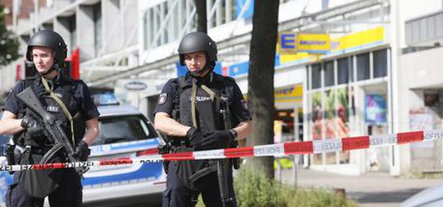 Uomo accoltella clienti supermarket Amburgo, un morto e 4 feriti