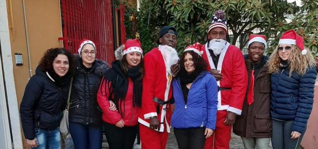 Migranti regalano panettoni alle famiglie in difficoltà