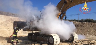 Escavatore distrutto dalle fiamme a Cropani