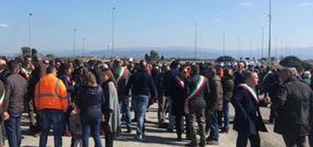 Sit-In  di centinaio di portuali a Gioia Tauro