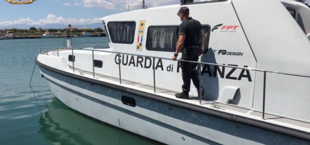 Barca a vela rimasta incagliata sugli scogli soccorsa dalla Finanza