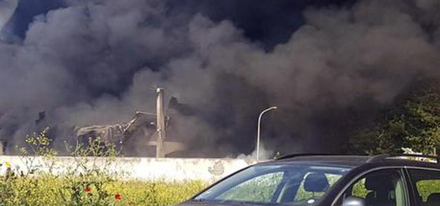 Incendio Pomezia, a fuoco deposito di plastica vicino a Roma. Evacuate le case dopo la nube tossica