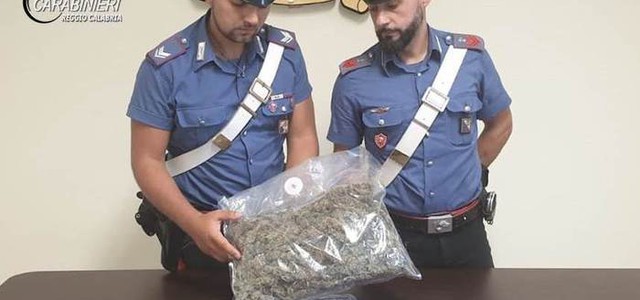 In auto con mezzo chilo di droga, arrestato 32enne