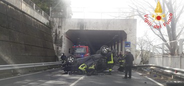 Catanzaro - Auto si ribalta in direzione Pontegrande- Piterà