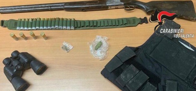 Fucile e munizioni sul tetto di casa, due arresti
