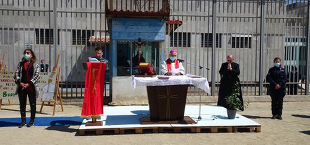 La Via Crucis in carcere con Mons. Bertolone