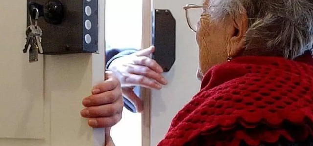 Finti impiegati comunali derubano anziana, arrestati