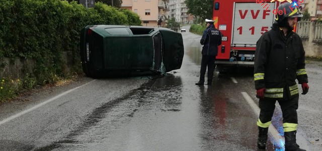 Auto finisce contro palo illuminazione