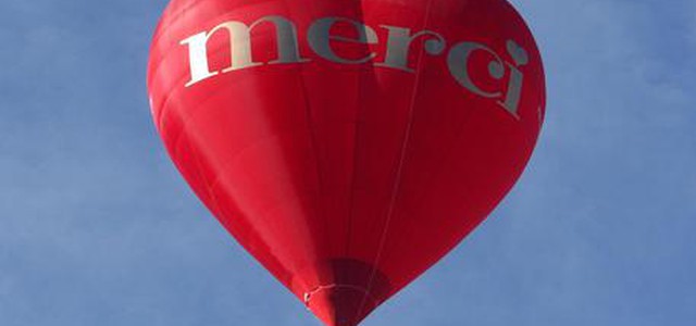 Volevano scambiarsi l'anello in volo, ma la mongolfiera si sgonfia