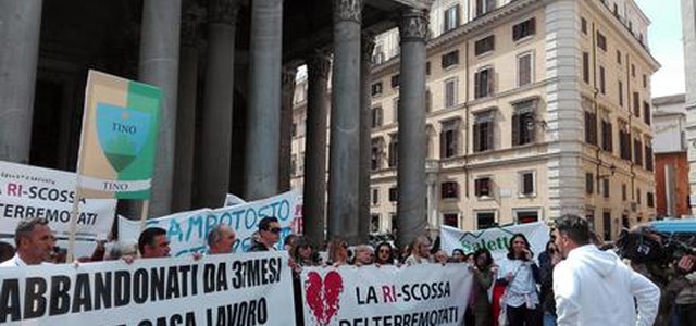 Terremotati in piazza a Roma, ora fatti o blocchiamo l'Italia