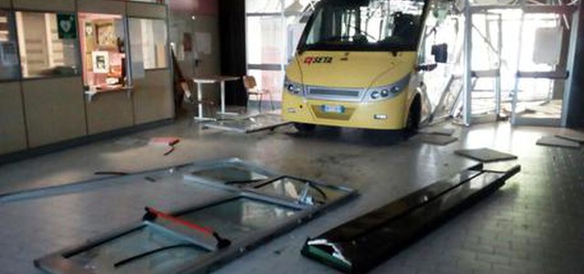 Bus contro scuola: fermati tre minorenni